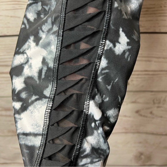 Lululemon Sunshine Salutation Crop (Full-On Luxtreme)
Dusk Dye White Black Sz 6 - Picture 9 of 10